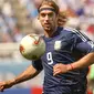 2. Gabriel Batistuta - Pemain andalan tim tango tersebut mengakui di otobiografinya bahwa ia tidak menyukai sepak bola. Ia mengakui ia adalah sosok yang unik tidak seperti pesepak bola lainnya. (AFP/Daniel Garcia)