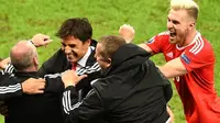 Pelatih tim nasional Wales, Chris Coleman (kedua dari kiri), merayakan keberhasilan timnya lolos ke semifinal Piala Eropa 2016. (AFP/Denis Charlet)
