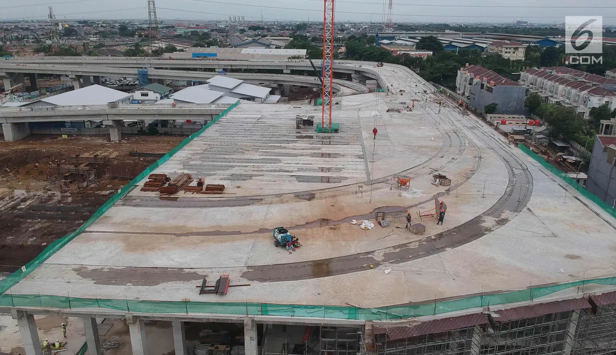 Pekerja menyelesaikan pembangunan Depo Light Rail Transit (LRT) di kawasan Kelapa Gading, Jakarta Utara, Kamis (25/1). Progres pembangunan proyek LRT Jakarta secara keseluruhan telah mencapai 56,94 persen pada Januari 2018. (Liputan6.com/Arya Manggala)