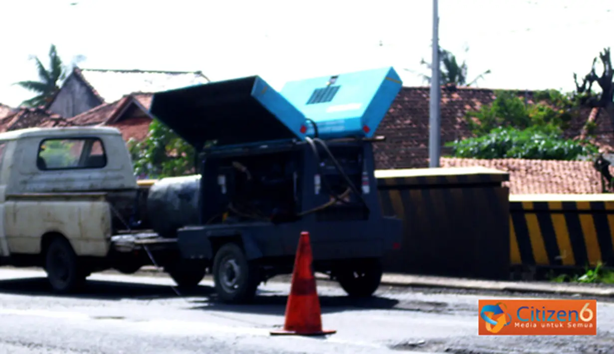 Citizen6, Pantura: Jalan Pantura, Indramayu yang biasa dilalui truk untuk menyebrang yang semula berlubang sudah mulai diperbaiki. (Pengirim: Tresna)