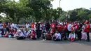 Relawan Joko Widodo-Ma'ruf Amin nonton bareng pelantikan Presiden dan Wakil Presiden di Taman Aspirasi, Jakarta, Minggu (20/10/2019). Jokowi dan Ma'ruf Amin resmi dilantik sebagai Presiden dan Wakil Presiden RI periode 2019-2024. (Liputan6.com/Herman Zakharia)