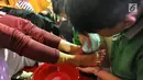 Seorang narapidana anak membasuh kaki ibunya di Lembaga Pembinaan Khusus Anak (LPKA) Kelas 1 Tangerang, Banten (17/4). Kegiatan ini dilakukan serentak di seluruh LPKA di Indonesia. (Merdeka.com/Arie Basuki)