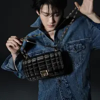 Melihat pesona penyanyi Tiongkok, JC-T yang tampil penuh damage sebagai brand ambassador Michael Kors (Michael Kors)
