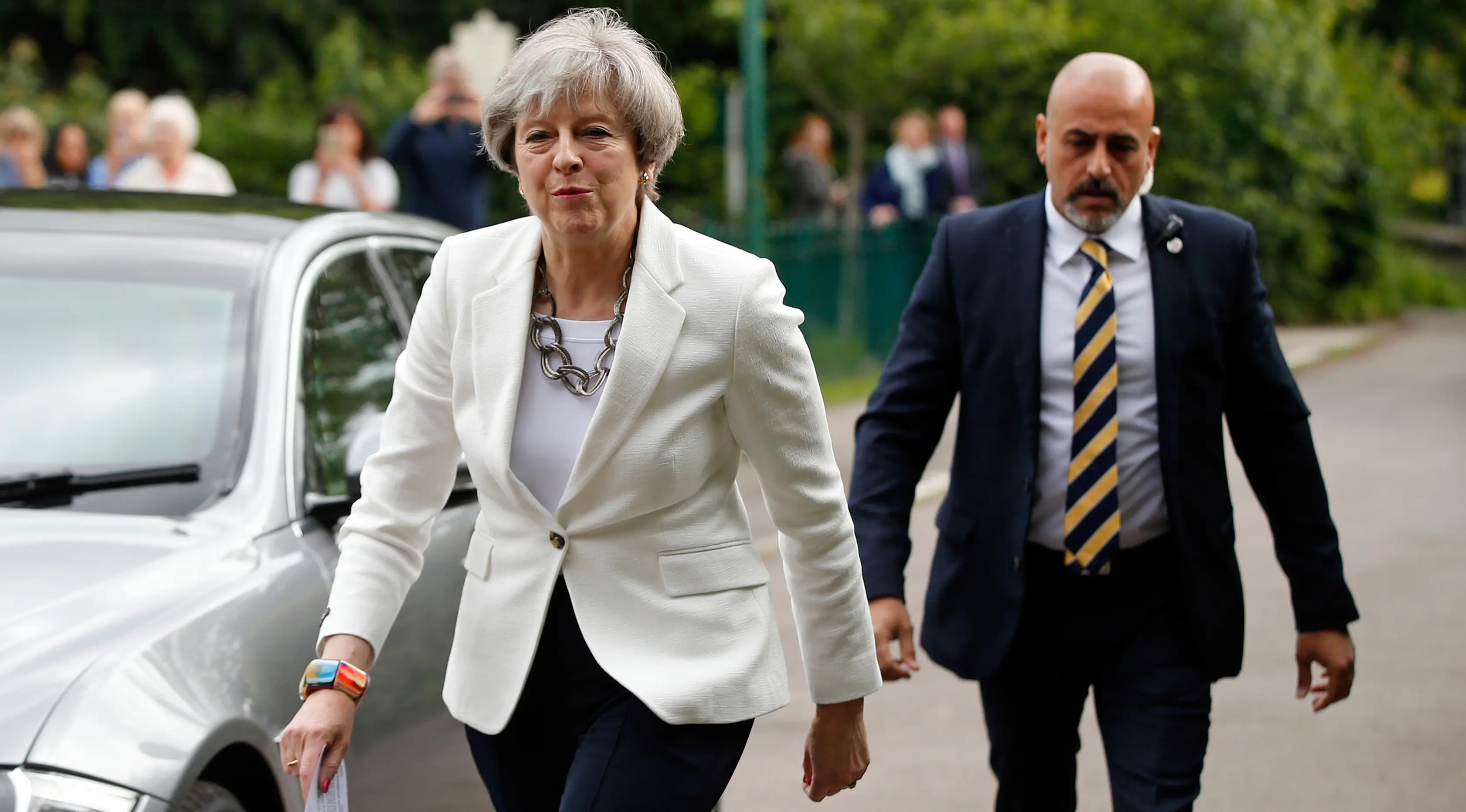 PM Inggris Theresa May mendatangi TPS Kota Maidenhead untuk memberikan suaranya dalam pemilu Inggris, Kamis (8/6). Sebanyak 650 anggota parlemen Westminster akan dipilih, dengan sekitar 46,9 juta orang terdaftar untuk memilih. (AP Photo/Alastair Grant)
