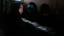 Anak-anak Muslim Kashmir menghadiri kelas membaca Alquran pada bulan ramadan di Srinagar, Kashmir yang dikuasai India, 7 Mei 2019. Saat ini umat Islam di seluruh dunia sedang menjalankan ibadah di bulan Ramadan dengan menahan lapar, haus, dan hawa nafsu mulai fajar hingga senja. (AP/Mukhtar Khan)