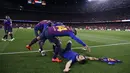 Para pemain Barcelona merayakan gol yang dicetak oleh Luis Suarez ke gawang Atletico Madrid pada laga La Liga di Stadion Camp Nou, Sabtu (6/4). Barcelona menang 2-0 atas Atletico Madrid. (AP/Manu Fernandez)