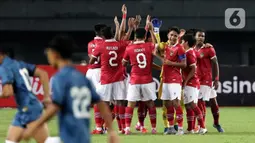 Pemain Timnas Indonesia U-19 bersiap menghadapi Brunei Darussalam U-19 pada laga lanjutan grup A Piala AFF U-19 2022 di Stadion Patriot Candrabhaga, Bekasi, Jawa Barat, Senin (4/7/2022). Timnas Indonesia U-19 langsung bermain menyerang dan unggul 7-0. (Liputan6.com/Helmi Fithriansyah)