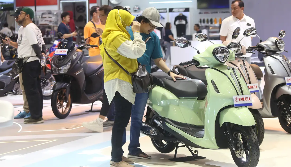 Suasana salah satu stand pada pameran Indonesia Motorcycle Show (IMOS) 2025 di Indonesia Convention Exhibition (ICE) BSD, Serpong, Kabupaten Tangerang, Banten, Jumat (26/9/2025). (merdeka.com/Arie Basuki)