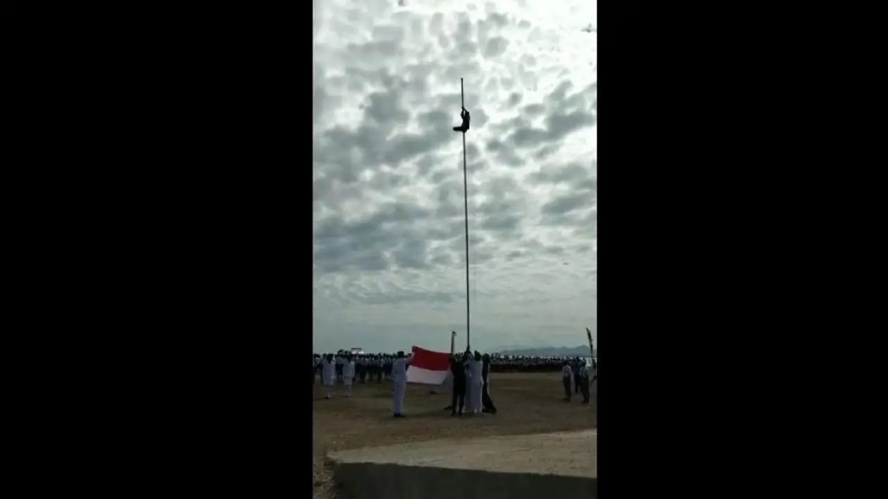 [Bintang] Bikin Terharu! Anggota TNI dan Bocah SMP Ini Panjat Tiang Demi Bendera Indonesia