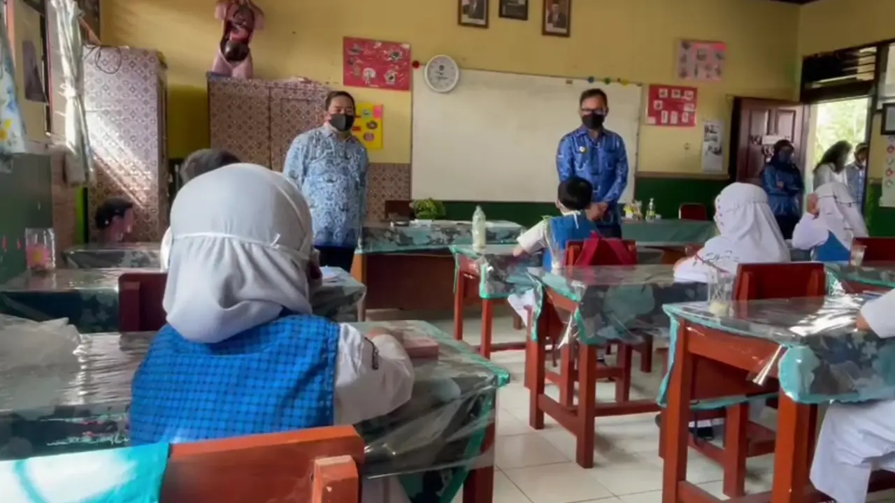 Wali Kota Bogor Bima Arya meninjau PTM terbatas di Sekolah Dasar (SD) Senin (18/10/2021).