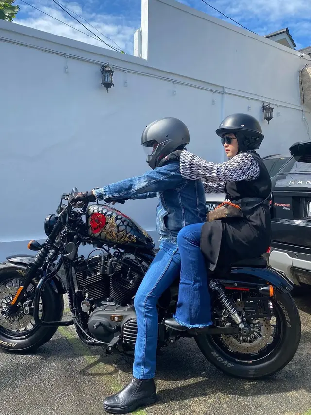 6 Momen Mesra Ustaz Solmed Motoran Bareng April Jasmine, Dukung Hobi Suami