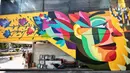 Seni mural seniman Kolombia Diana Ordonez terlihat di TIM, Cikini, Jakarta, Selasa (11/9). Mural tersebut dibuat untuk mempererat kerjasama antara Pemprov DKI dengan Kedutaan Besar Kolombia dalam bidang seni perkotaan. (Liputan6.com/Faizal Fanani)