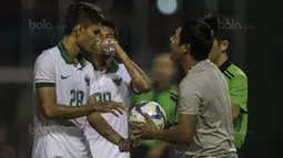 1. Pelatih Vietnam, Nguyen Huu Thang, sempat berebut bola dengan bek Timnas Indonesia, Rezaldi Hehanusa, karena tidak terima dengan keputusan wasit. (Bola.com/Vitalis Yogi Trisna)
