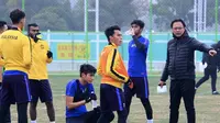 Pelatih Timnas Malaysia U-23, Ong Kim Swee (kanan), bersama tim asuhannya di Piala AFC U-23 2018. (Bola.com/Dok. FAM)