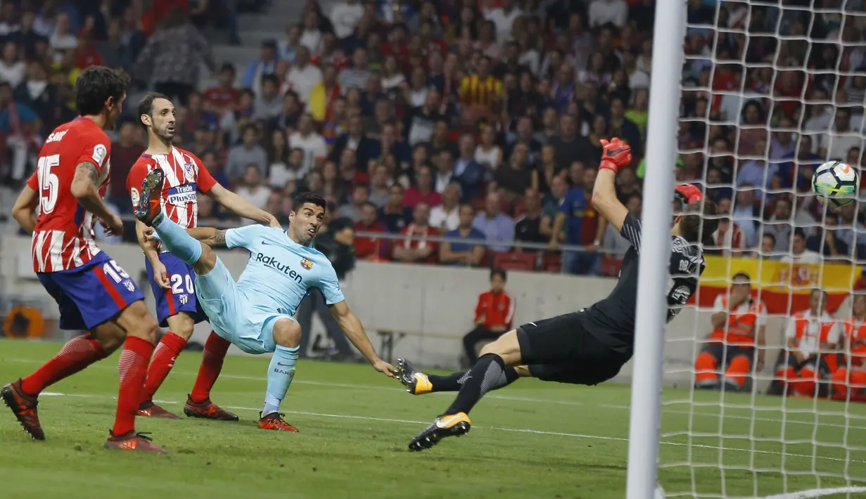 Proses terjadinya gol oleh striker Barcelona, Luis Suarez, pada laga La Liga Spanyol di Stadion Wanda Metropolitano, Minggu (15/10/2017). Atletico Madrid bermain imbang 1-1 dengan Barcelona. (AP/Francisco Seco)