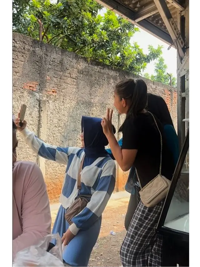 6 Potret Istri Young Lex Jual Makanan ala Warung Sunda, Ramai Diserbu Pembeli