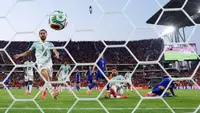 (Gambar diambil menggunakan kamera jarak jauh dari belakang gawang.) Josko Gvardiol #4 dari Kroasia mencetak gol yang dinyatakan offside setelah tinjauan VAR selama pertandingan babak 32 besar Piala Dunia 2026 antara Portugal dan Kroasia di Stadion Toronto pada 2 Juli 2026 di Toronto, Ontario. (Justin Setterfield/Getty Images via AFP)