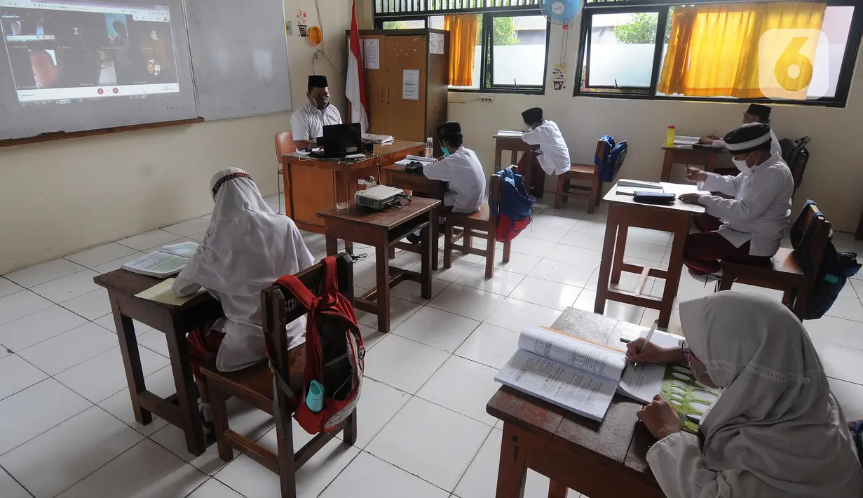 Suasana kegiatan belajar tatap muka di SDN Pondok Labu 14 Pagi di Cilandak, Jakarta Selatan, Jumat (4/6/2021). Kegiatan belajar tatap muka masih masih menerapkan pola 50 persen siswa belajar di rumah secara online untuk setiap kelas mengantisipasi penyebaran virus covid-19. (merdeka.com/Arie Basuki)