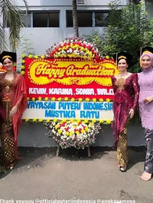 Kebaya merah yang dikenakan Karina itu merupakan hasil karya dari Intan Avantie. Penampilannya saat wisuda tersebut juga kompak dengan teman sesama Puteri Indonesia lainnya yang juga wisuda dengan mengenakan kebaya. (Liputan6.com/IG/@karinadila8921)