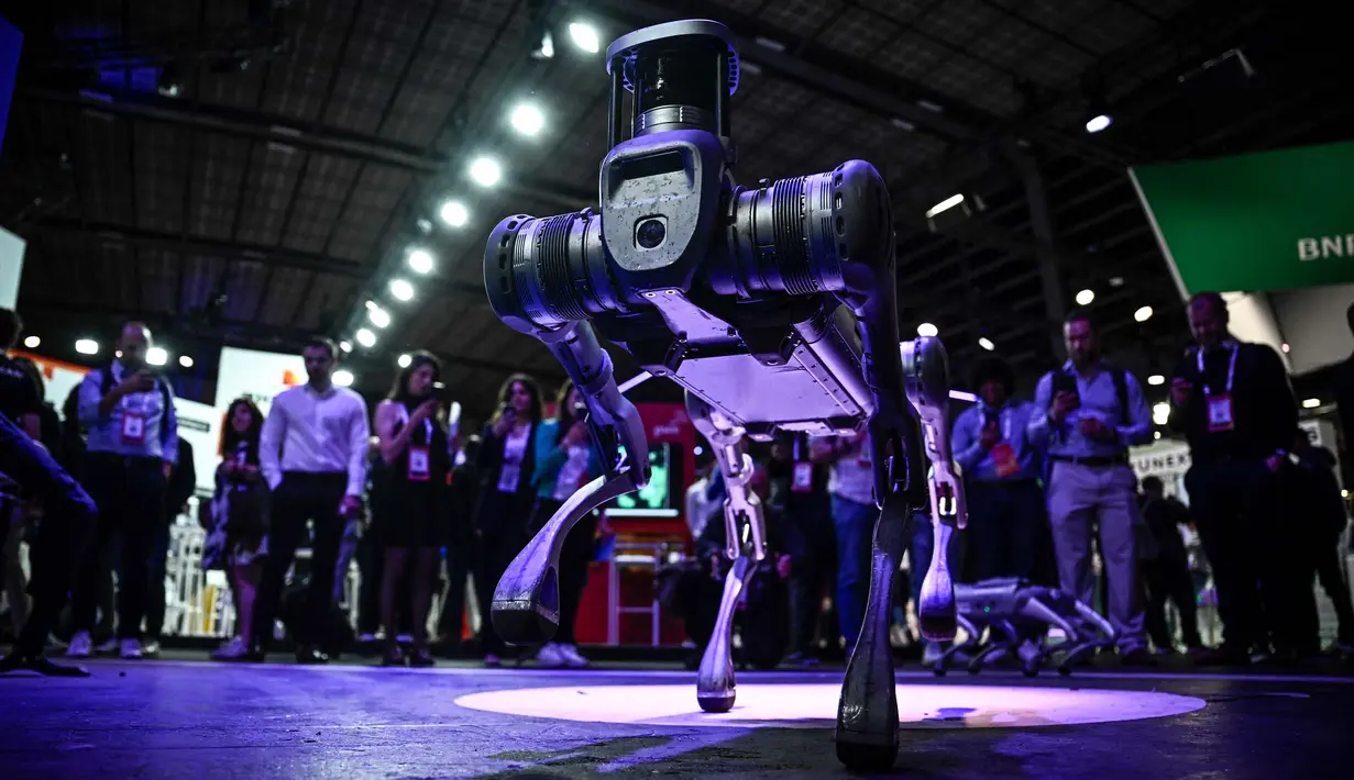 Peragaan robot dari perusahaan Untree di pameran startup dan inovasi teknologi VivaTech, di pusat pameran Porte de Versailles di Paris, pada 22 Mei 2024. (JULIEN DE ROSA/AFP)