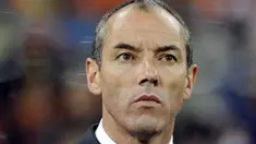 Ekspresi pelatih Kamerun Paul Le Guen di laga terakhir penyisihan Grup E PD 2010 melawan Belanda di Cape Town Stadium, 24 Juni 2010. Kamerun kalah 1-2. AFP PHOTO / LIU JIN 