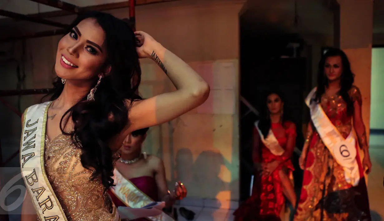 Miss Waria dari Jawa Barat berpose dibalik panggung pada malam pemilihan Miss Waria 2016 di Bulungan, Jakarta, (11/11). Secara fisik, waria menunjukkan penampilan yang berbeda dengan penampilan yang digariskan oleh masyarakat. (Liputan6.com/Fery Pradolo)