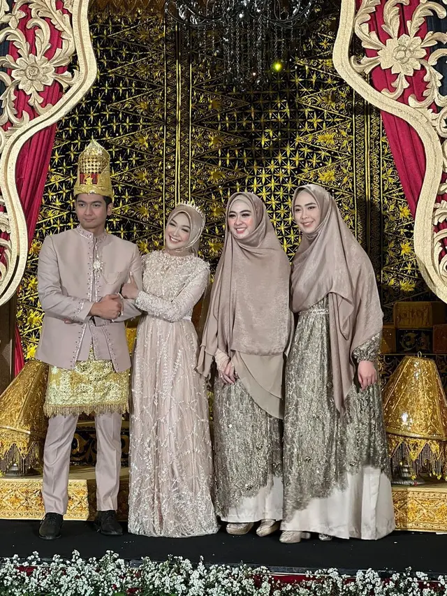 6 Potret Oki Setiana Dewi dan Shindy Putri di Acara Ngunduh Mantu Ria Ricis, Kompak