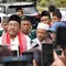 Calon wakil gubernur DKI Jakarta nomor urut 3, Rano Karno atau biasa disapa Bang Doel melakukan ziarah ke makam Guru Marzuqi bin Mirshod di Cipinang Muara, Jatinegara, Jumat (11/10/2024). (Instagram/@si.rano)