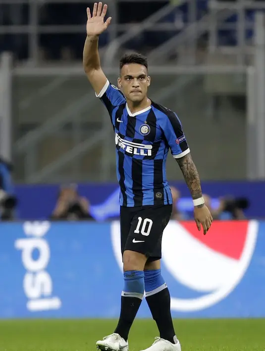 Penyerang Inter Milan, Lautaro Martinez berselebrasi usai mencetak gol ke gawang Borrusia Dortmund pada pertandingan lanjutan Grup F Liga Champions di stadion San Siro, Italia (23/10/2019). Inter Milan menang 2-0 atas Dortmund. (AP Photo/Luca Bruno)