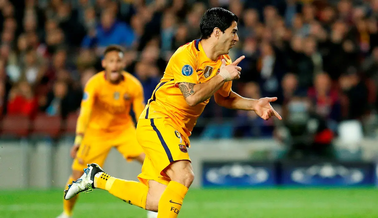 Selebrasi striker Barcelona, Luis Suarez, setelah mencetak gol kedua ke gawang Atletico Madrid pada leg pertama perempat final Liga Champions di Stadion Camp Nou, Rabu (6/4/2016) dini hari WIB. (AFP/Pau Barrena)