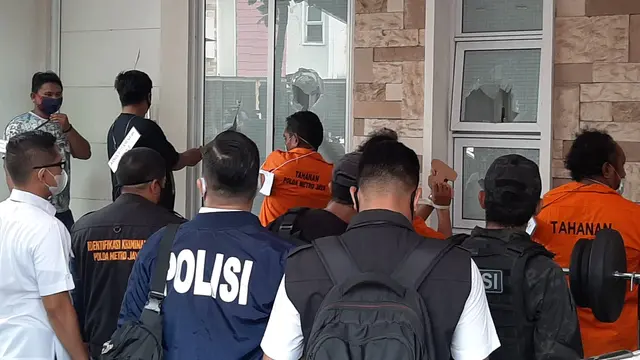 Polisi melakukan rekontruksi perusakan rumah Nus Kei oleh anak buah John Kei, Tangerang, Rabu (24/6/2020)
