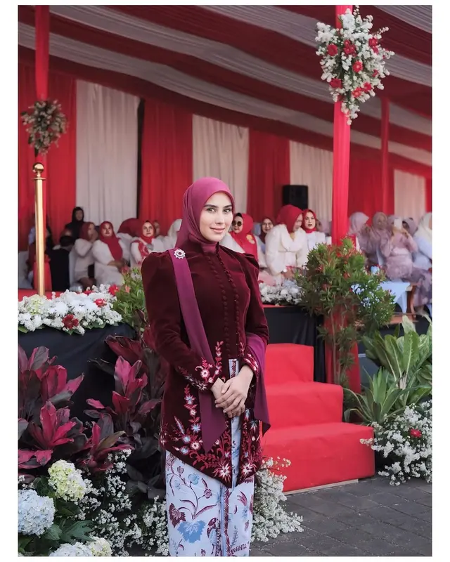 7 Potret Syahnaz Sadiqah perdana sebagai istri bupati di upacara HUT ke-80 RI, anggun berkebaya merah