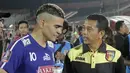 Setelah pertandingan, Cristian Gonzales berbincang akrab dengan pelatih Mitra Kukar, Jafri Sastra, di Stadion I Wayan Dipta, Gianyar, (Sabtu (17/10/2015). (Bola.com/Erwin Fitriansyah)