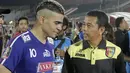 Setelah pertandingan, Cristian Gonzales berbincang akrab dengan pelatih Mitra Kukar, Jafri Sastra, di Stadion I Wayan Dipta, Gianyar, (Sabtu (17/10/2015). (Bola.com/Erwin Fitriansyah)