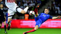 Pemain Prancis, Kevin Gameiro (kanan) berusaha merebut bola dari pemain Belarusia pada kualifikasi Piala Dunia 2018 di Borisov Arena, Borisov, Belarusia. (AFP/Franck Fife)