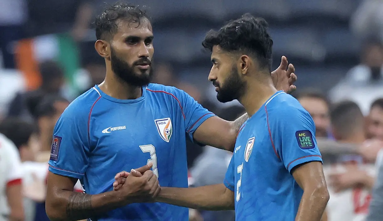 Sempat memakai jersey prouksi jenama luar negeri selama hampir 20 tahun, Timnas India akhirnya lebih memilih memakai produk lokal sejak tahun 2019. Dimulai dengan merk SIX5SIX hingga 2023, kemudian berlanjut dengan Performax yang mereka kenakan hingga kini. (AFP/Karim Jaafar)