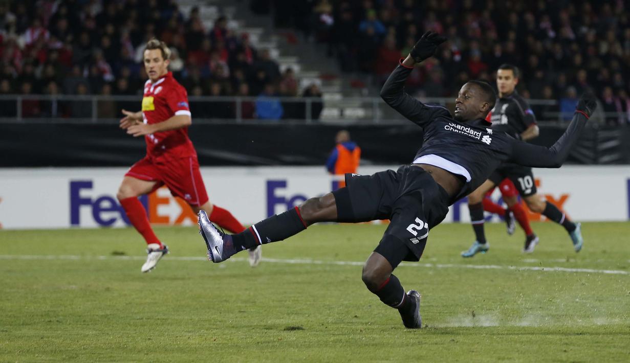  Pemain Liverpool, Daniel Origi mendapat peluang cetak gol pada pada lanjutan UEFA Europa League grup B di Stadion  Tourbillon, Sion, Switzerland, Jumat (11/12/2015) dini hari WIB. (Reuters/Lee Smith)