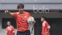 Pelatih Persija Jakarta, Stefano Cugurra Teco, memberikan instruksi saat latihan di Stadion Patriot Chandrabhaga, Selasa (4/4/2017). (Bola.com/Vitalis Yogi Trisna)