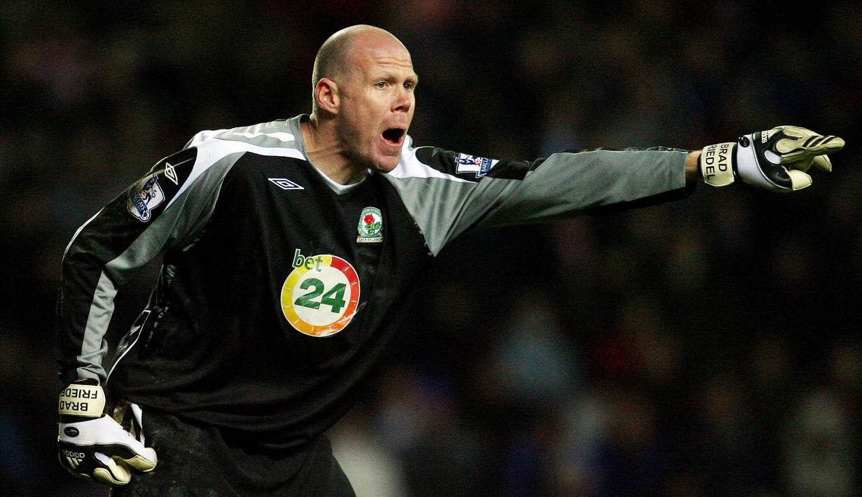 Brad Friedel - Kiper berkepala plontos ini mencetak gol untuk Blackburn Rovers saat melawan Charlton Athletic pada 21 Februari 2004. Namun sayang timnya kalah dramatis dengan skor 3-2. (AFP/Paul Ellis)