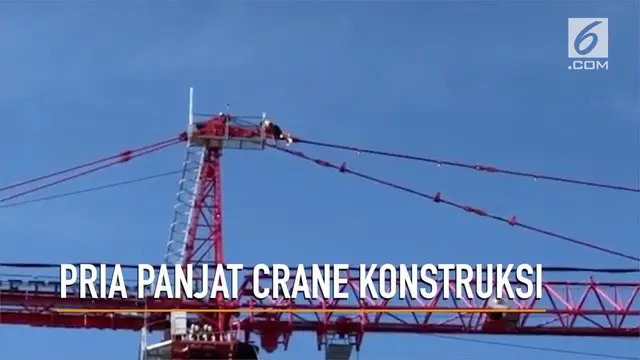 Seorang Pria memanjat crane konstruksi di Los Angeles, California.