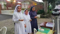 Biarawati dari Komunitas Kongregasi Suster Fransiskan Sukabumi saat berjuakan takjil di bulan Ramadan (Liputan6.com/Fira Syahrin).