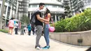 Seperti di foto ini, Verrell dan Natasha terlihat sedang saling bertatapan mata di depan menara kembar yang terkenal di Malaysia. Verrell pun menuliskan kalimat romantis berbahasa Inggris yang bearti ‘hanya kita berdua’. (Instagram/bramastavrl)