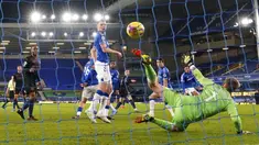 Pemain Manchester City Phil Foden (keempat kanan) mencetak gol ke gawang Everton pada pertandingan Liga Inggris di Stadion Goodison Park, Liverpool, Inggris, Rabu (17/2/2021). Manchester City menang 3-1. (Jon Super/Pool via AP)