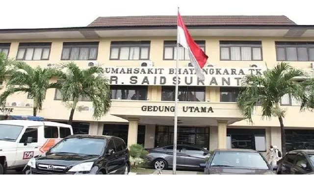  Jenazah Bripka Taufik Hidayat, Polsek Senen yang tewas setelah jatuh ke Sungai Ciliwung dibawa ke Rumah Sakit Polri Sukanto, Kramat Jati, Jakarta Timur.