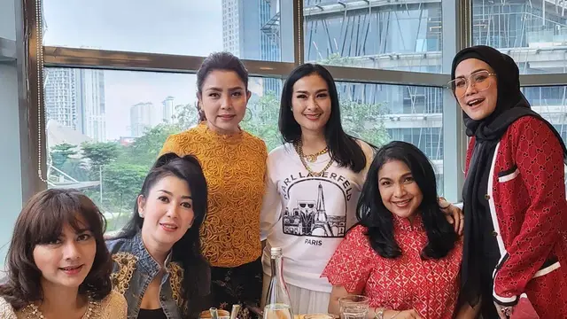 8 Potret Persahabatan Mayangsari dan Iis Dahlia yang Selalu Akrab