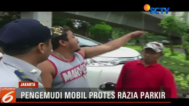 Pria berbadan gemuk mengamuk menantang petugas saat mobil milik atasannya yang merupakan seorang PNS akan diderek paksa.