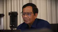 Calon Wakil Presiden nomor urut 3, Mahfud Md menyapa masyarakat melalui Live TikTok dan Instagram. (Foto: Istimewa).