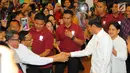 Capres nomor 01, Joko Widodo atau Jokowi menyapa masyarakat saat menghadiri silaturahmi dengan para peserta Konferensi Gereja dan Masyakarat (KGM) dan pengurus PGI di Manado, Minggu (31/3). Kehadiran Jokowi dinilai selama ini menghargai hak-hak kelompok minoritas. (Liputan6.com/Angga Yuniar)
