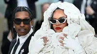 Rihanna tampil serba putih di Met Gala 2023. (dok. ANGELA WEISS / AFP)