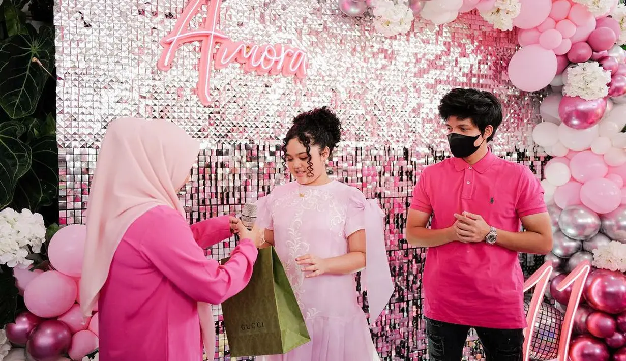 Momen saat Atta Halilintar dan Aurel Hermansyah memberi kado ulang tahun untuk Amora. (Foto: Instagram/ attahalilintar)